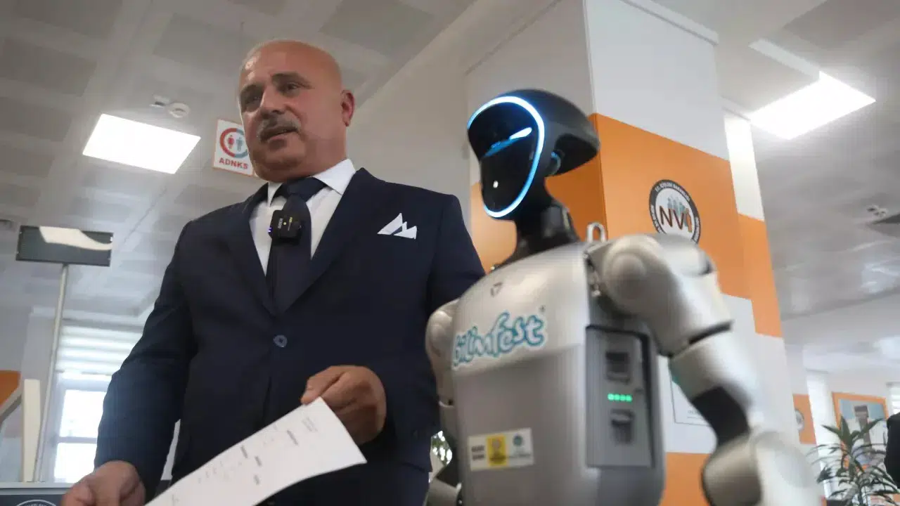 Samsun'da İnsansı Robota Temsili Kimlik Belgesi Verildi