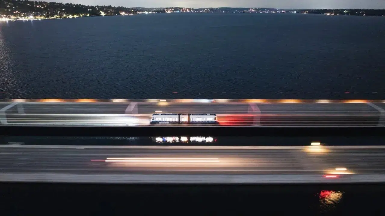 Tren Kendi Gücüyle Yüzen Köprüden Geçti: Dünyada İlk