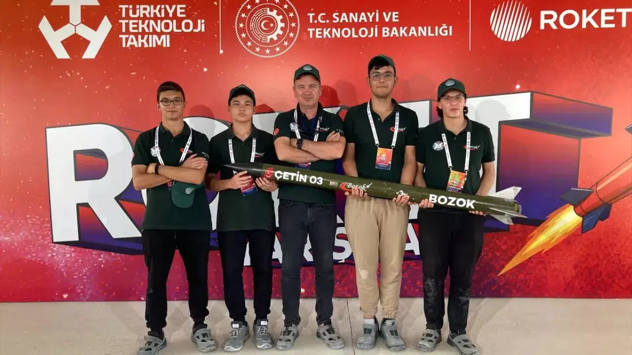 Lise Öğrencileri Geliştirdikleri Roketle TEKNOFEST'te Birinci Oldu