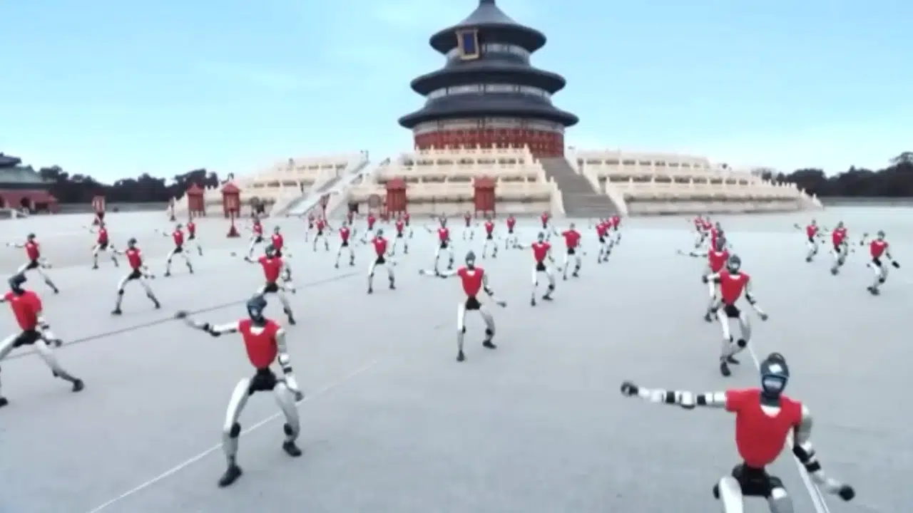 Çin'de Bahar Festivali'nde İnsansı Robotlardan Etkileyici Kung Fu Gösterisi