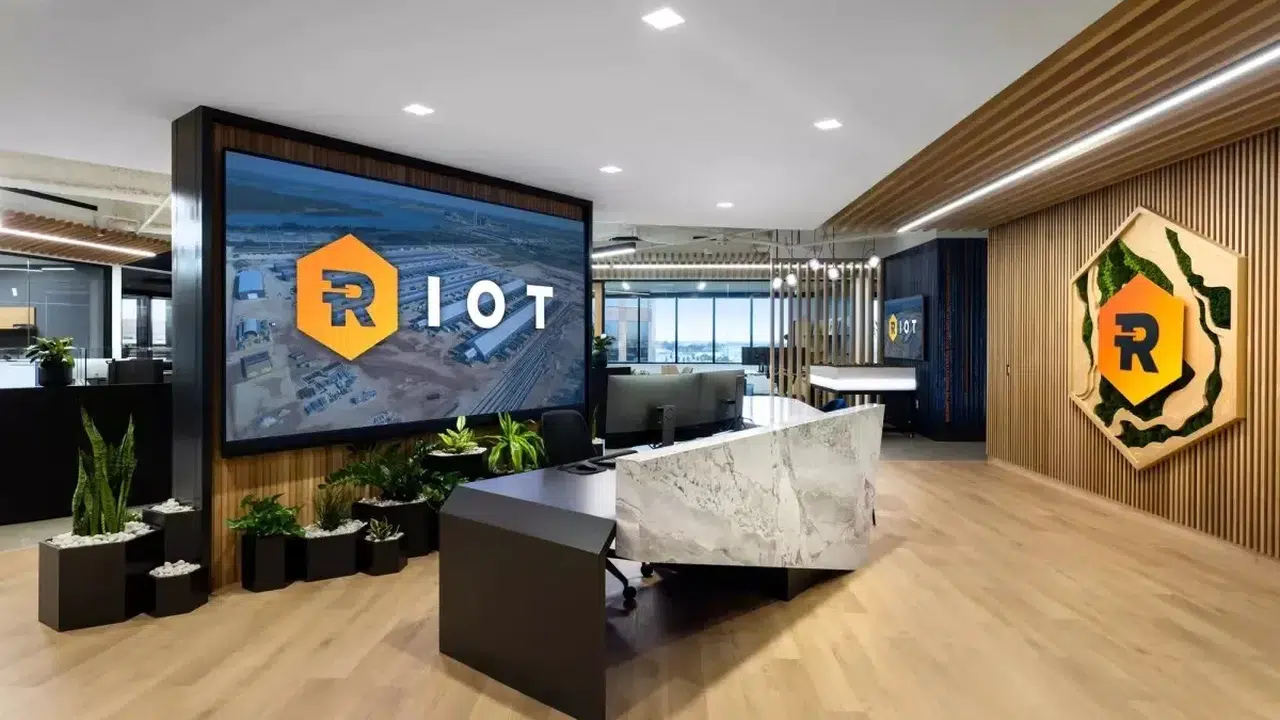 Riot Platforms, Yapay Zeka Stratejisiyle 647,4 Milyon Dolar Yıllık Gelir Elde Etti Mi?