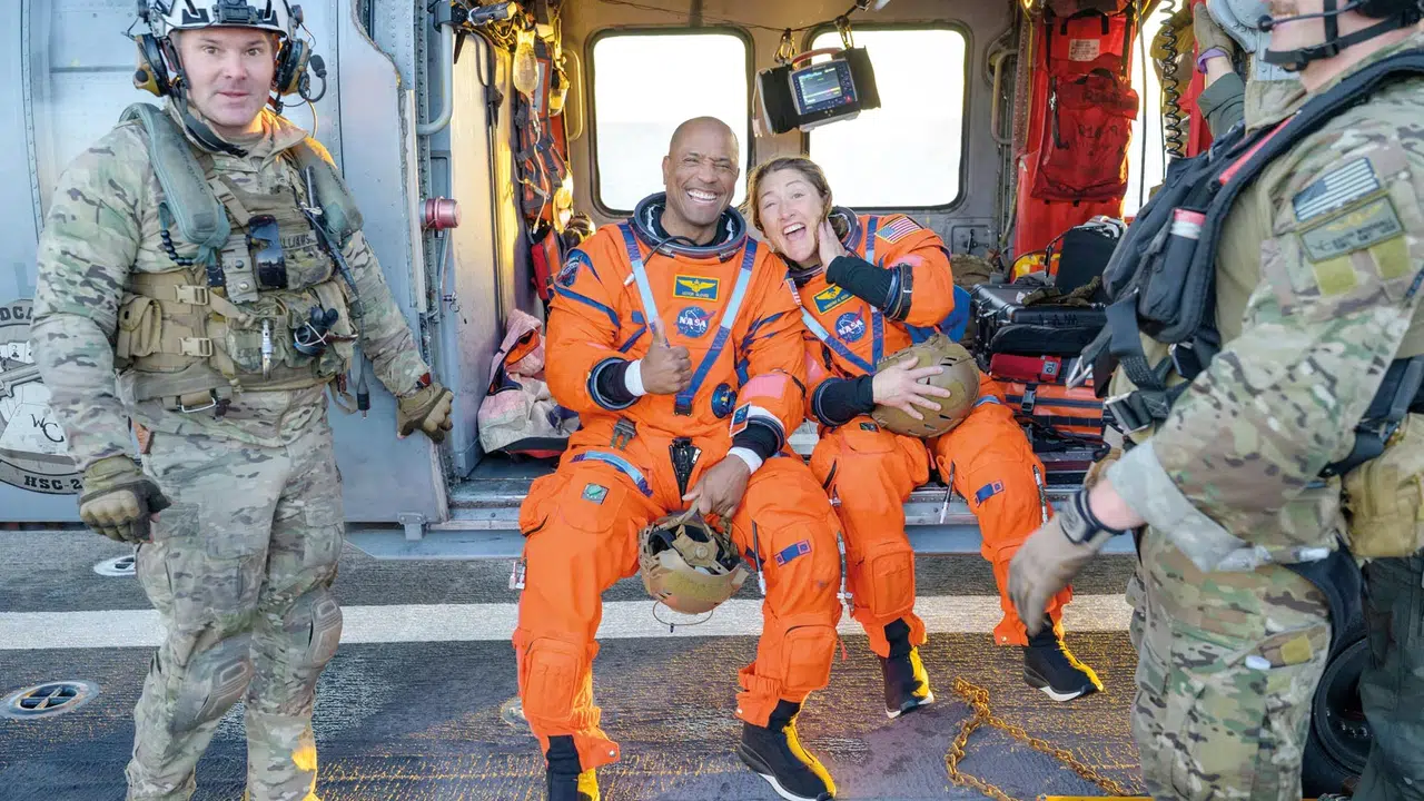 Ay yolculuğunda yeni dönem! Orion kapsülü 50 yıllık hasreti bitirip okyanusa indi