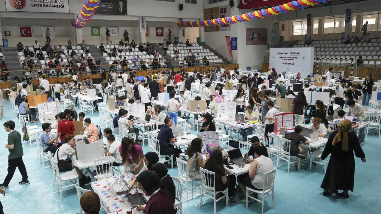 DENEYAP 15 Bin Genç Uzay Yaşam Projelerine Sundu