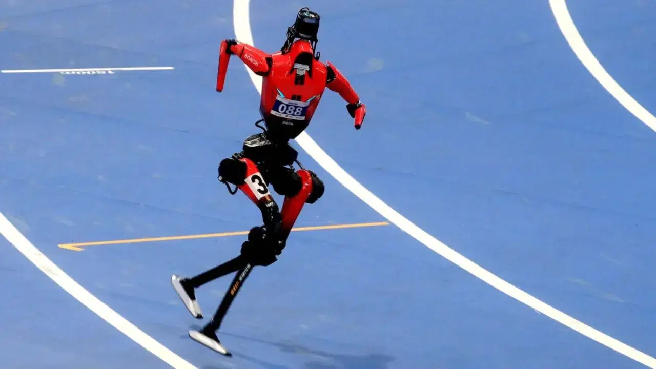 Pekin'de tarihi an: İnsansı robotlar Bolt'un 100 metre rekorunu 9.39 saniyeyle geride bıraktı