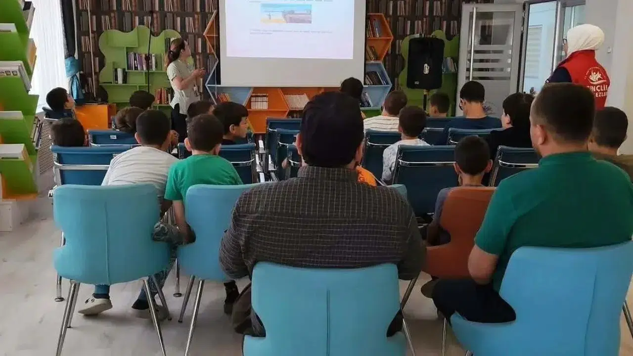 Erfelek'te gençlere dijital çağın risklerine karşı rehberlik: Seminerde bağımlılık ve akran zorbalığı masaya yatırıldı