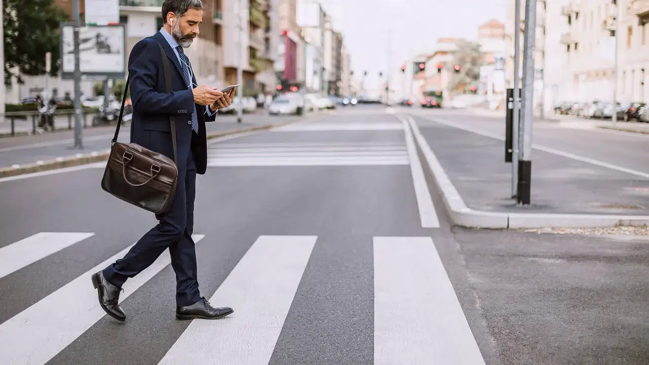 İtalya'da yayalara telefon cezası: Karşıdan karşıya geçerken ekrana bakanlar 75 euro ödeyecek