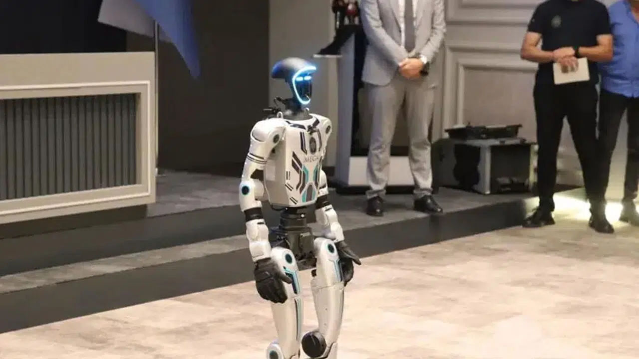 Belediyede yeni dönem: MEGA isimli insansı robot mesaiye başladı