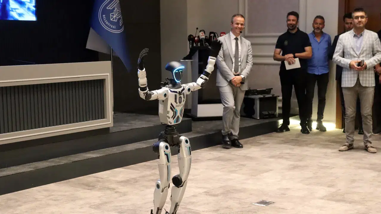 Kayseri'nin yeni mesai arkadaşı: İnsansı robot MEGA göreve başladı