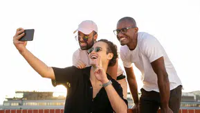 Selfie modasında siber tehlike: O işaret parmak izinizi ele verebilir