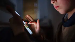 Erken yaşta akıllı telefon kullanımı yeme bozukluğunu tetikliyor: Uzmanlardan kritik uyarı