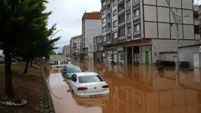 Doğu Karadeniz'de sel felaketi: Rize'de evler boşaltıldı, araçlar sular altında kaldı