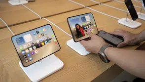 Apple'ın katlanabilir hamlesi Çin'i karıştırdı: iPhone Duo için mağaza önünde izdiham