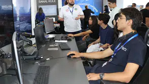 Gökyüzünün gizli kahramanları TEKNOFEST'te yetişiyor: Simülatör başında heyecanlı anlar