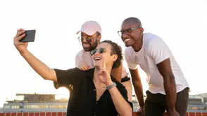 Selfie modasında siber tehlike: O işaret parmak izinizi ele verebilir