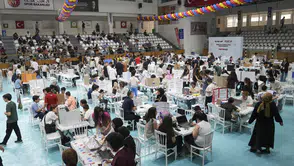 Geleceğin mucitleri uzayda yaşamın kapılarını aralıyor: 15 bin genç aynı anda sahnede