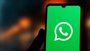 WhatsApp kullanıcılarının uzun süredir beklediği pratik çözümlerden biri sonunda gün yüzüne çıkıyor: Artık sesli mesajlarınız sadece bir dokunuş uzağınızda.