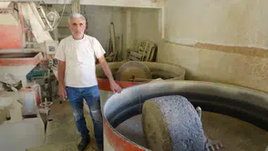 Modern çağın hızına inat: Bir asırlık değirmen taşları hala dönüyor