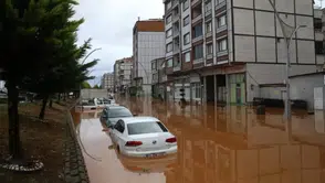 Doğu Karadeniz'de sel felaketi: Rize'de evler boşaltıldı, araçlar sular altında kaldı