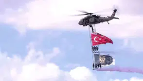 TEKNOFEST semalarında nefes kesen anlar: Özel Harekat'tan T-70 ile gökyüzünde bayrak şovu