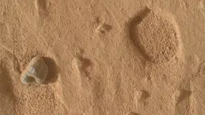 Kızıl Gezegen'de şaşırtan keşif: Curiosity'nin objektifine takılan gizemli delikler