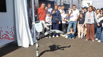 TEKNOFEST'in yıldızı insansı robot: Şanlıurfa'da halay çekti, öpücüklere boğuldu