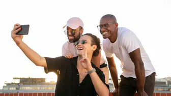 Selfie modasında siber tehlike: O işaret parmak izinizi ele verebilir