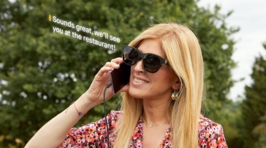 Yeni üretilen akıllı gözlük,  işitme engellilerin konuşmaları görmesini sağlıyor