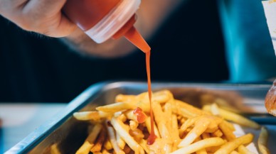 Şişe azaldığında ketçap neden her zaman sağa sola sıçrar?