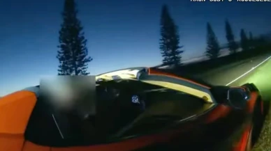 Kendi adasında arabasını süren milyarder,  polis tarafından kenara çekildi!