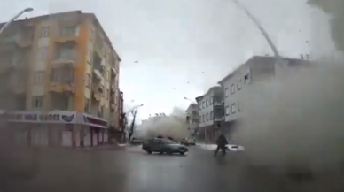Yıkılan iki binanın arasında kaldılar! O korkuç anlar araba kamerasına yansıdı -VİDEO