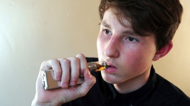 Elektronik sigara yüzünden hastaneye başvuran çocukların sayısı dört katına çıktı