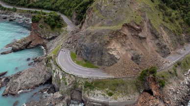 Yeni Zelanda'nın başı felaketten kurtulmuyor! İlk kasırga sonra deprem vurdu