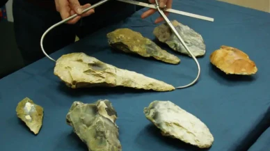 30.000 yıllık dev balta Buz Çağı kazı alanından çıkarıldı!