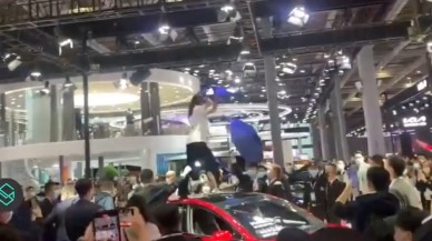 Şangay Fuarı'nda Tesla'ya şok protesto!