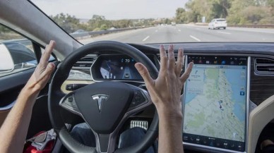 Otopilot modundaki Tesla kaza yaptı! 2 kişi hayatını kaybetti...