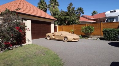 Yeni Zelandalı sosyal medya fenomeni kartondan "Cartonghini" yaptı!