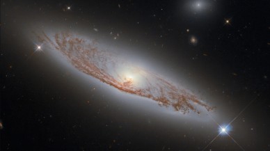 NASA,  150 milyon ışık yılı uzaktaki galaksinin fotoğrafını paylaştı!