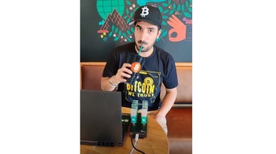 Starbucks'ta bedavaya Bitcoin madenciliği yapan adam