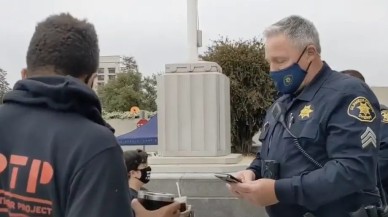 Polis memuru videonun YouTube'a yüklenmemesi için öyle bir şey yaptı ki...