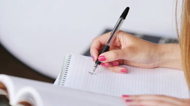 Yeni araştırma: Dil öğrenmek için kağıt-kalem şart!