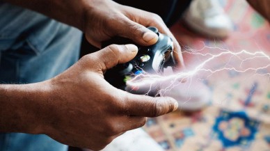 Bahtsız adamı oyun kontrolcüsünden yıldırım çarptı