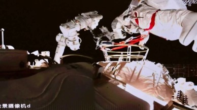 Çinli astronotlar,  uzaydaki gövde gösterisinden kısa kesitler yayınladı