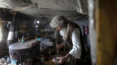 20 yıldır mağarada yaşıyordu! COVID-19 aşısı oldu ve aşı karşıtlarına seslendi