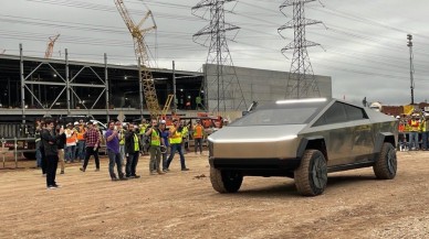 Tesla,  Cybertruck modelini erteledi mi?