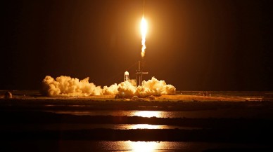 SpaceX’in tarihi uçuşu başladı: Tamamı sivil mürettebat