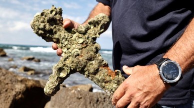 Bir dalgıç 900 yıllık Haçlı kılıcını Akdeniz'den çıkardı