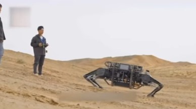 Çin,  kocaman boyutlu yeni askeri robotu 'Yak'ı tanıttı!