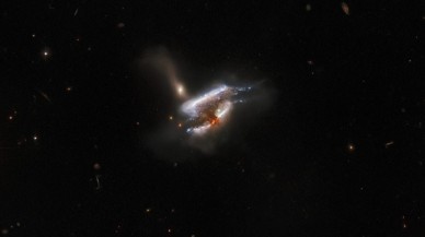 Hubble teleskobu,  üç galaksinin birleştiği çılgın bir fotoğraf yakaladı!
