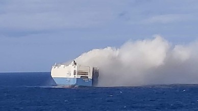 Porsche ve Volkswagen dolu kargo gemisi okyanusun ortasında alev aldı!