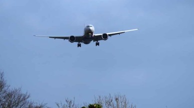 İngiltere'de herkes işi gücü bıraktı,  fırtınada inmeye çalışan uçakların canlı yayınını izlemeye başladı